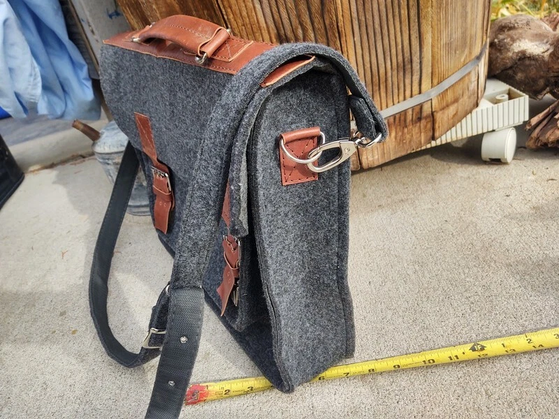 Bolso Mensajero para Laptop Hecho a Mano de Fieltro Gris y Cuero Foto 3 de 3