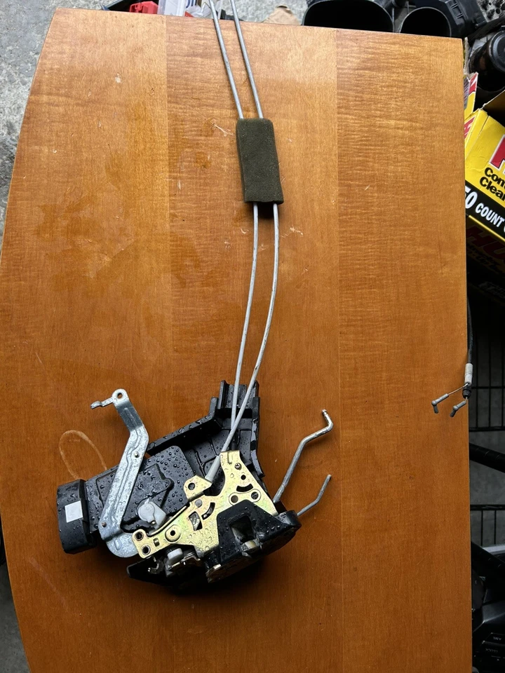 Atuador de trava de porta direita passageiro dianteiro Toyota Sequoia 2001-2007 fabricante de equipamento original - Imagem 3 de 4