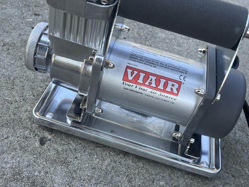 VIAIR 300P Portable Air Compressor 12V – Excellent – Complete w/ Bag & Box