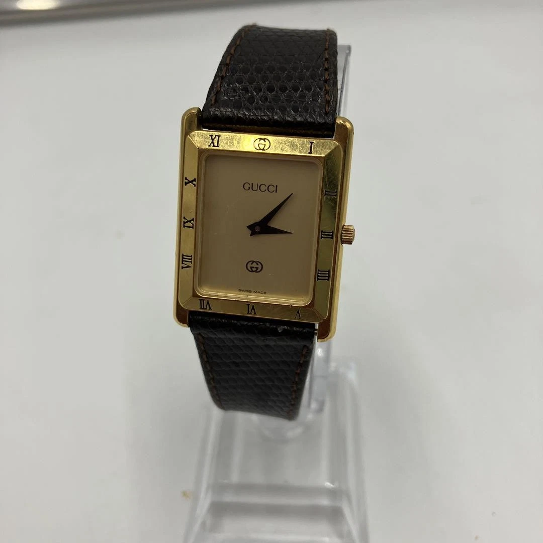 Montre Gucci 4200L quartz 20 mm cadran doré ceinture cuir fabrication suisse carré vintage