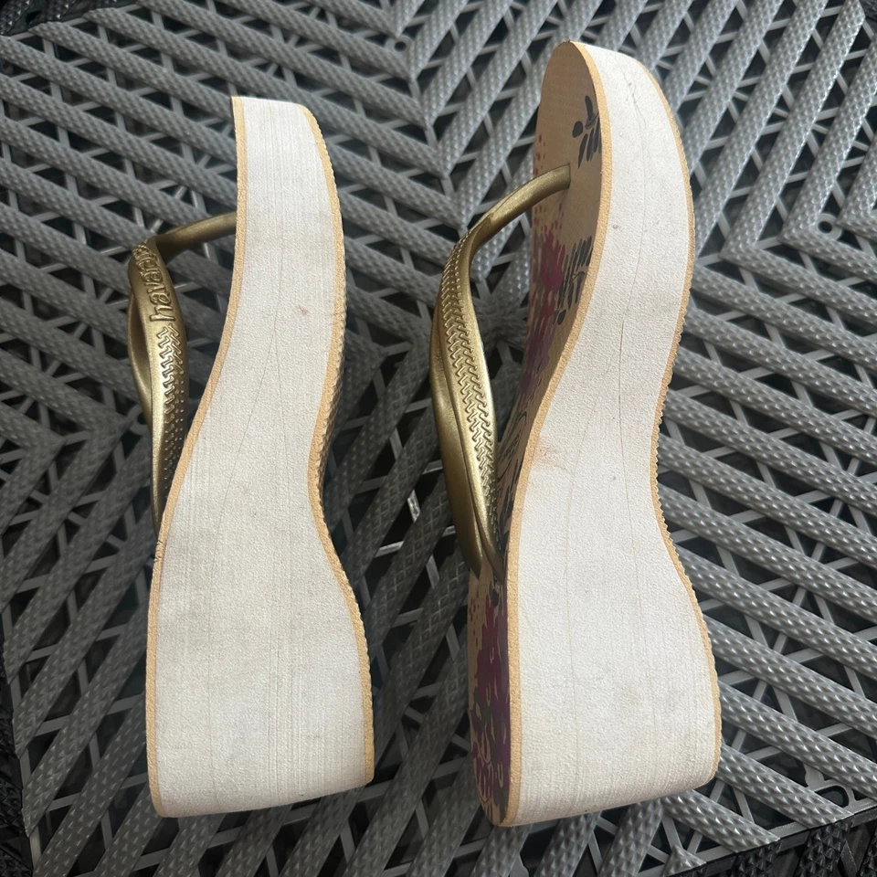 Chanclas Havaianas cuña alta estampado floral para mujer talla US 5 doradas Foto 3 de 4