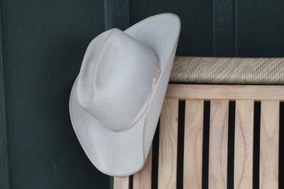Natural Beaver Felt Cowboy Hat 7 3/8. 1999. 4  brim 5  Crown. READ DESC
