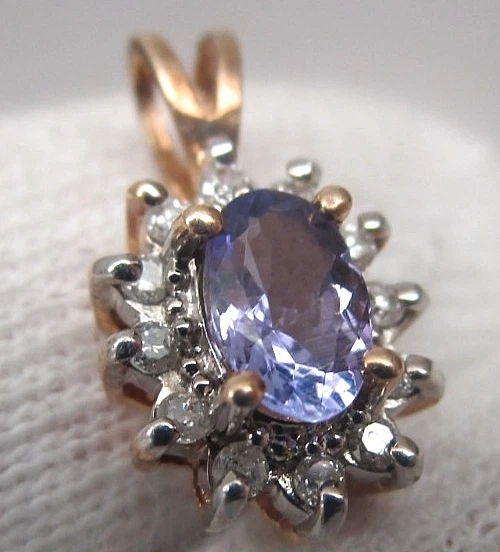 Colgante vintage de oro amarillo de 14k tanzanita y diamantes naturales de 0,6 pulgadas Foto 3 de 4