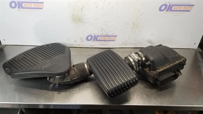 96 CHEVY IMPALA SS 5.7L AIR CLEANER AIR BOX ASSEMBLY WITH RESONATORS - Image 2 of 4