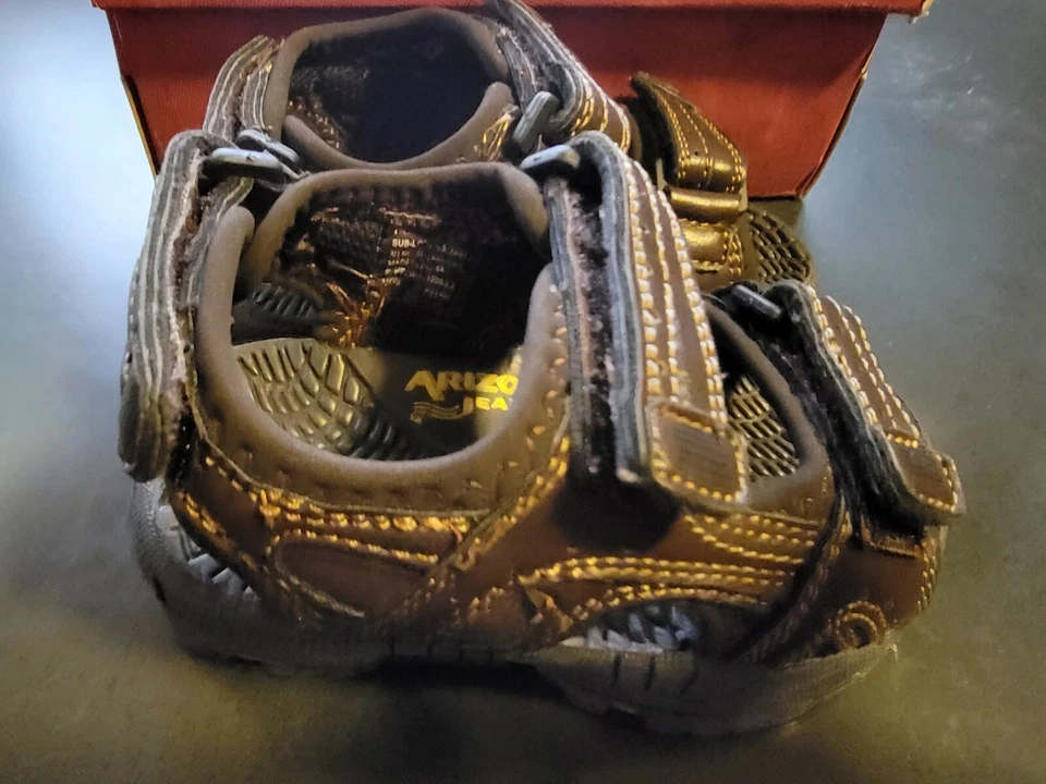 Sandalia Arizona Jean Co. Little Randy marrón oscuro (NUEVA) Foto 4 de 4