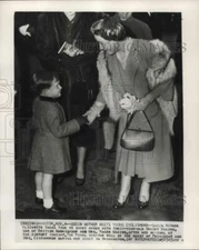 1954 Press Photo Queen Elizabeth Shakes Hands With Dwight Makins in D.C.