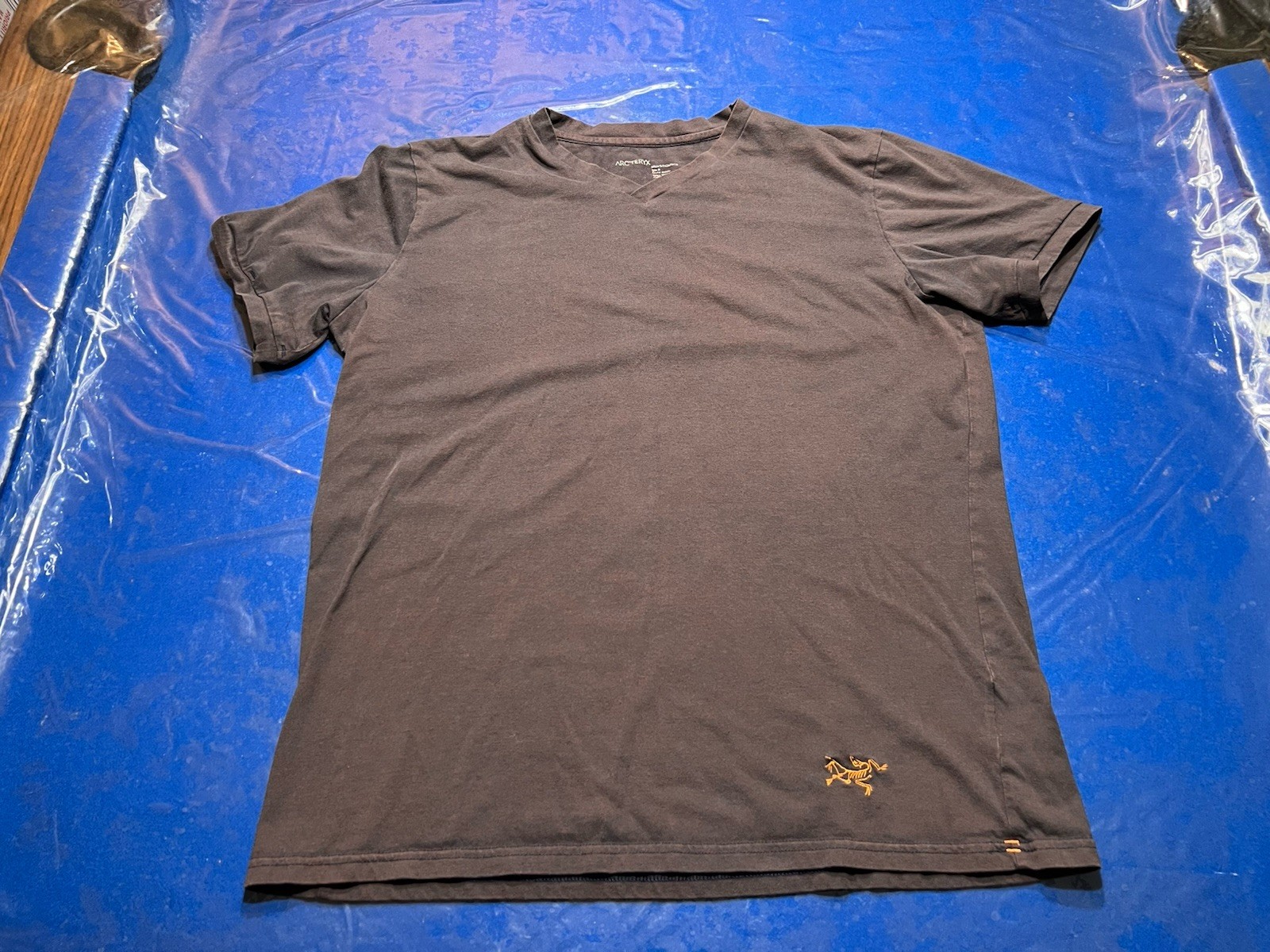 ARC'TERYX Arcteryx T shirt uomo scollo a V grande vestibilità orlo grigio arancione erica. "Prugna"