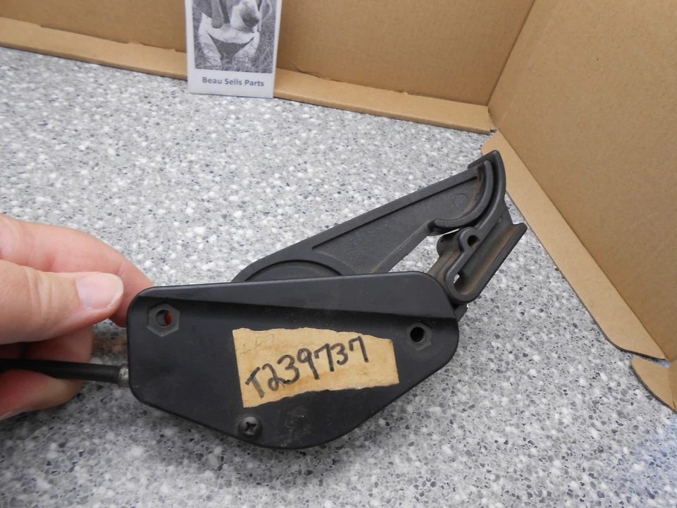 Troy-Bilt GW- T239737 unidade de roda de cabo compatível com corte Tuff 4994/4995/4996/4997 - Imagem 3 de 4