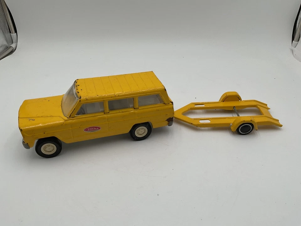 Vintage 1970s TONKA Yellow Wagoneer & Snowmobile Trailer  - Image 4 of 4