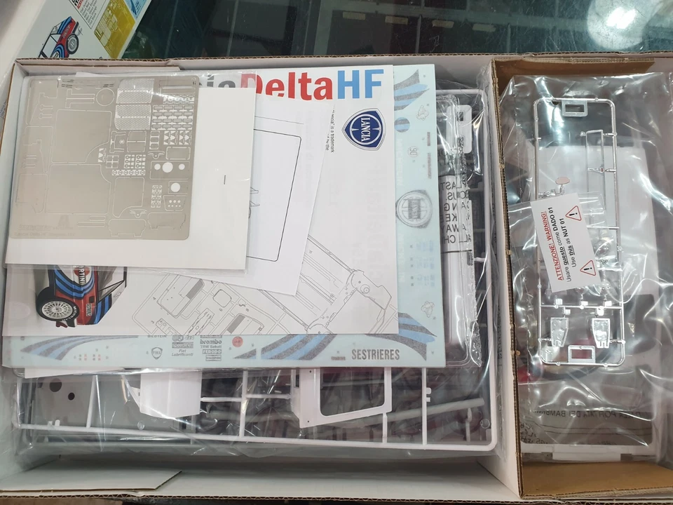 LANCIA DELTA HF INTEGRALE 16V 1:12 KIT ITALERI 4709 MODELLISMO STATICO  - Immagine 2 di 4