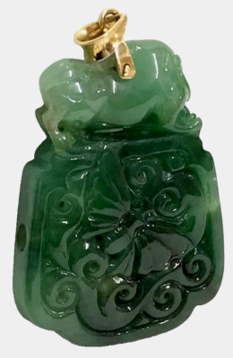 Wunderschöner Anhänger aus 18 kt Gold und handgeschnitzter tiefgrüner Jade