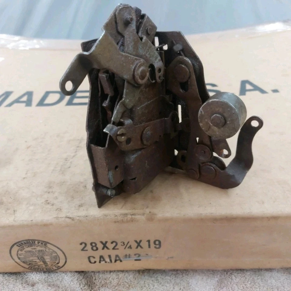 MOPAR 1970-74 OEM DODGE CHALLENGE EBODY PLYMOUTH CUDA MONTAJE DE PESTILLO DE PUERTA IZQUIERDA Foto 3 de 4