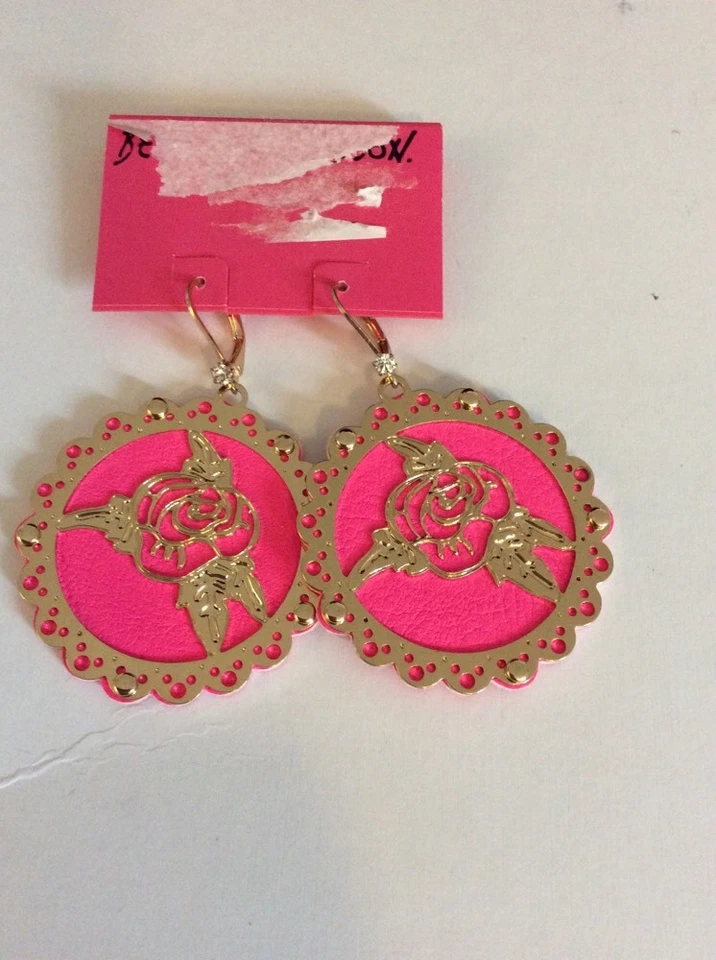 $45 Betsey Johnson Foto Grabado Rosa Recortado Medallón Pendientes Colgantes BH9 Foto 2 de 4