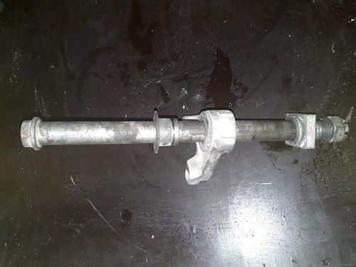 Hinterachse Kawasaki ZXR 750L  6 Monate G