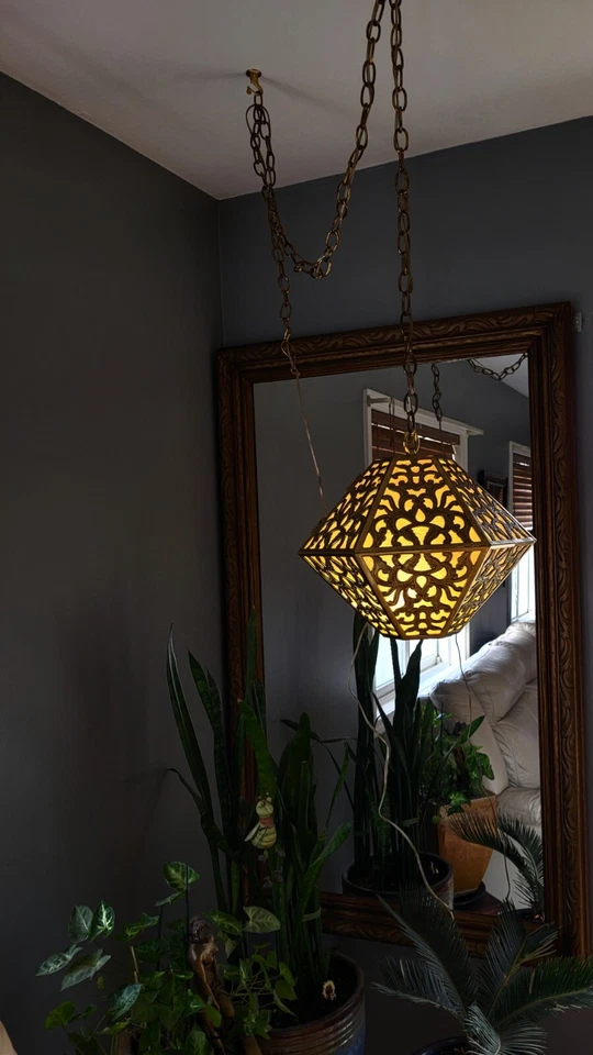 HALLAZGO RARO: Lámpara colgante asiática hecha a mano de latón perforada de los años 50 Foto 2 de 4