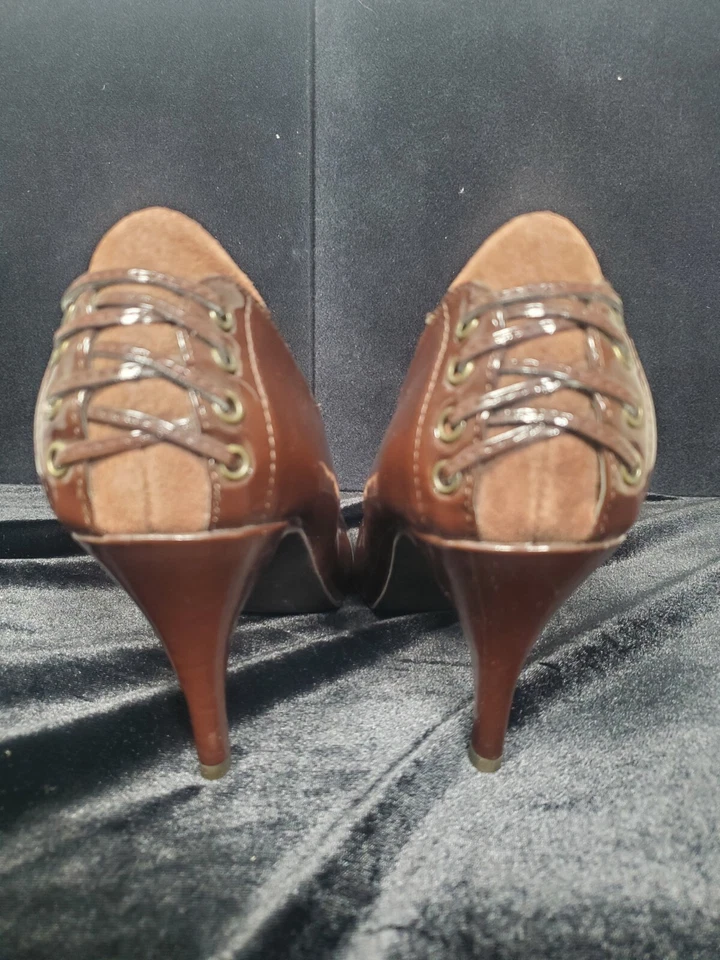 BIJOU Soleil. Charol Marrón Talla 9.5M Tacón Alto Con Corsé Acento en Tacón Foto 3 de 4