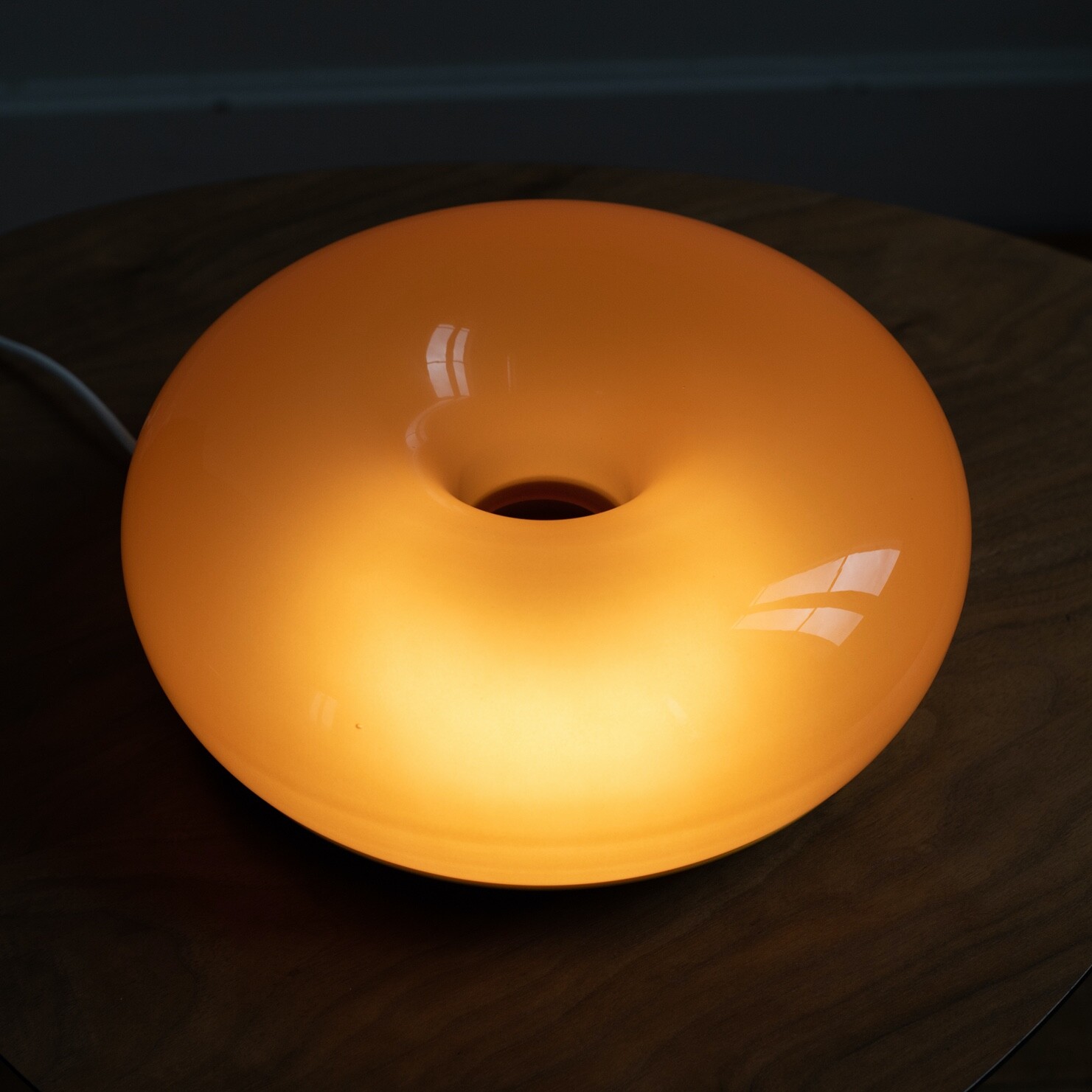 Lampe donut Ikea Varmblixt Sabine Marcelis en verre soufflé ambré de collection