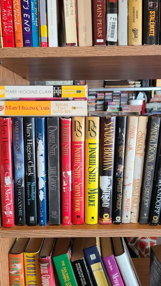 Book Lot Of Young Adults Books. Harcover And Soft 8 Lbs Of Books. Foto 2 de 4