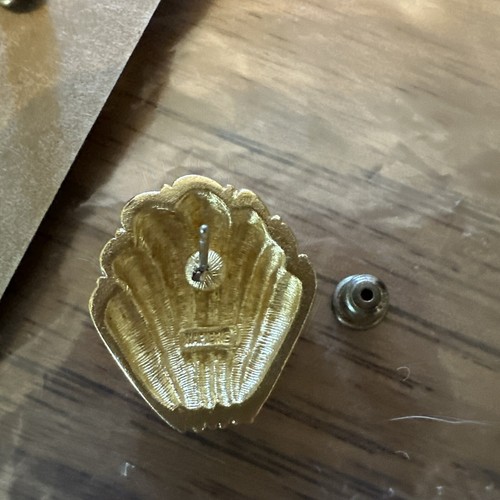 Orecchini Napier Vintage Conchiglia Borchie Pali Traforati Spazzolati Tono Oro Metallo - Foto 2 di 6