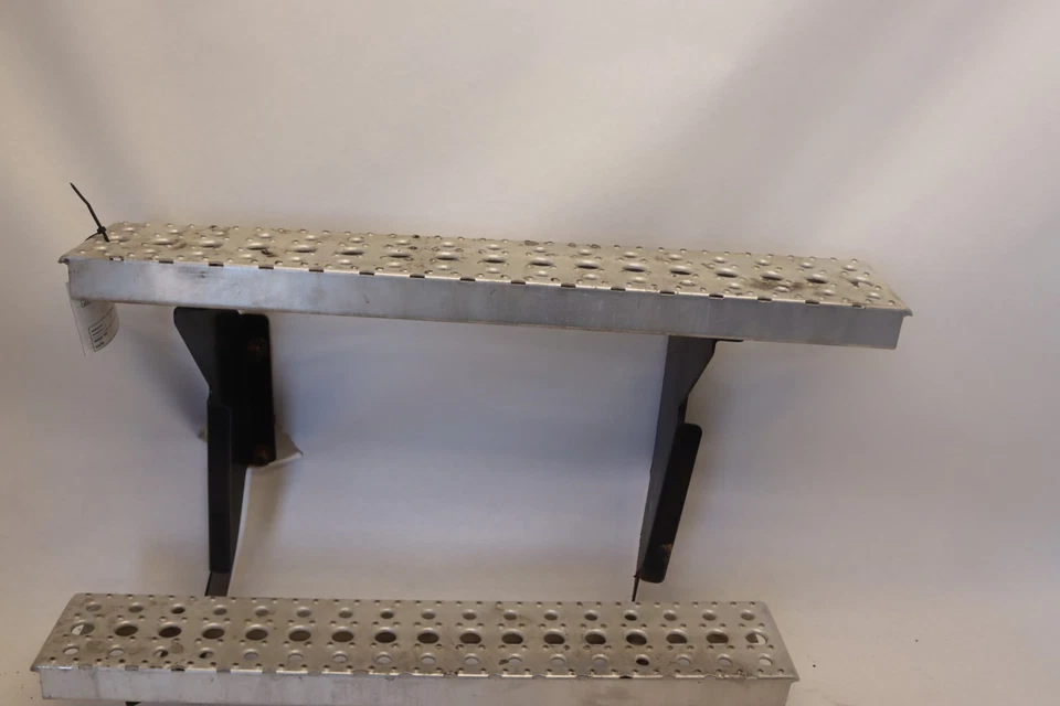 Cuadro escalón izquierdo Freightliner Cascadia 125 2018-2025 lado del conductor 22-73639-085 OEM Foto 3 de 4