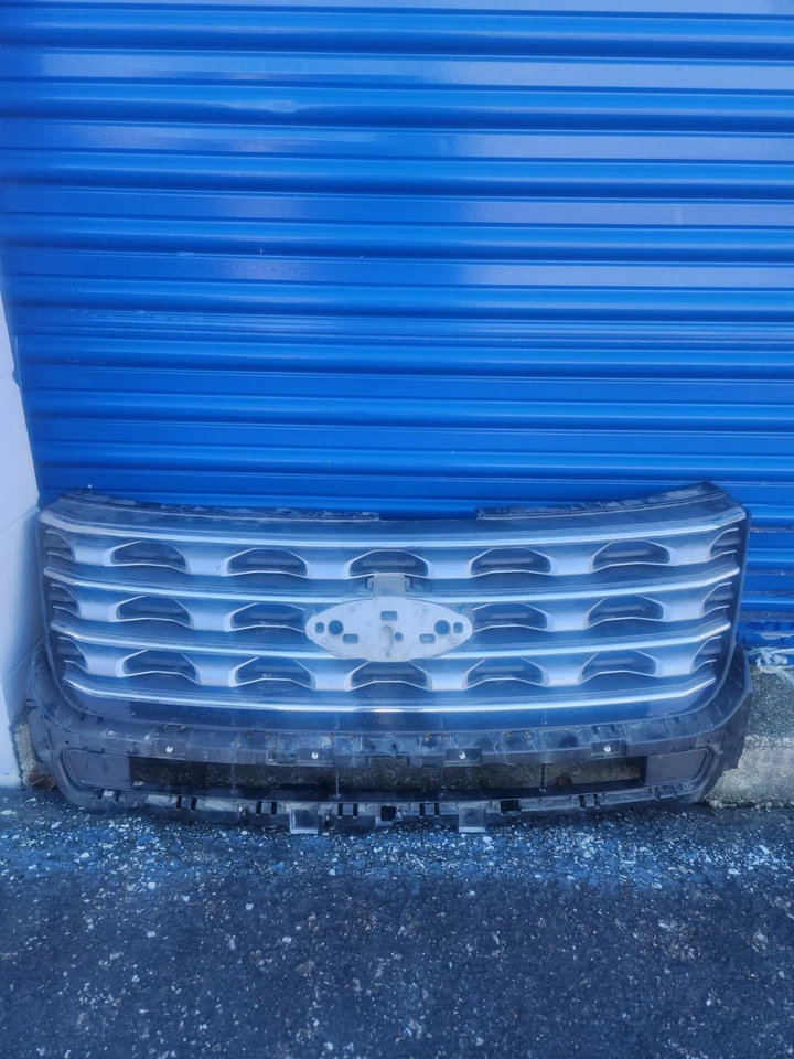 Parrilla delantera Ford Explorer 2016-2017 usada Foto 3 de 4