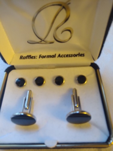 Ruffles nuovi con scatola: Acc. formale Gemelli e bottoni nero argento, gemelli .7"D - Foto 2 di 12