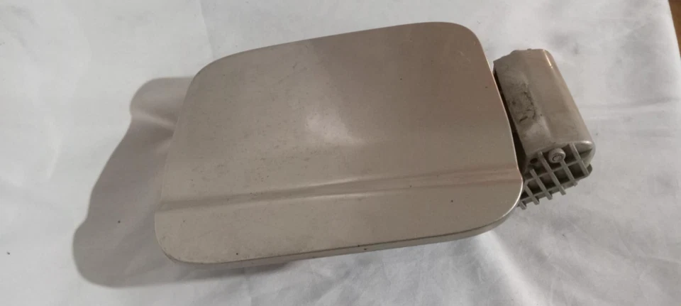 05-08 KIA SPECTRA 5 HB Fuel Tank Door Silver MET 69510-2f200 - Image 4 of 4