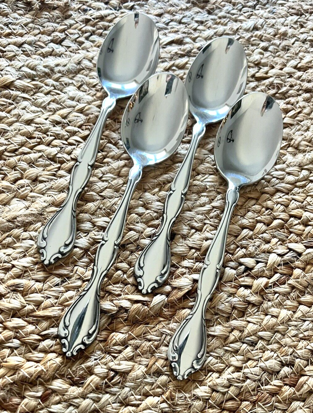 Set Of Oneida Community Stainless Louisiana Pattern Flatware