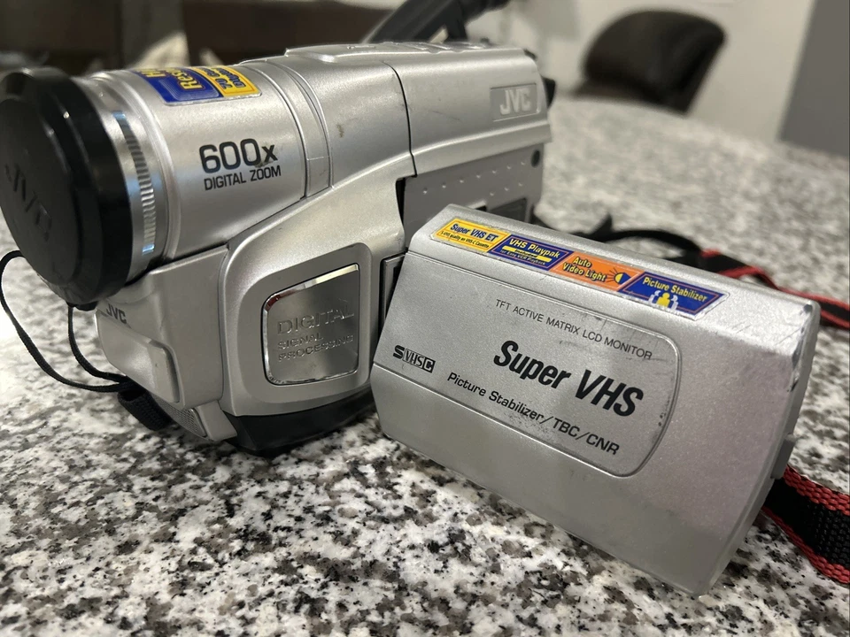 JVC GR-SXM750U Super VHS-C COMPACT VHS Camcorder 600X DIGITAL ZOOM, NO BATTERY - Image 2 of 4