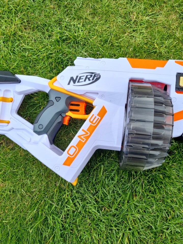Bláster motorizado Nerf Ultra One sin probar