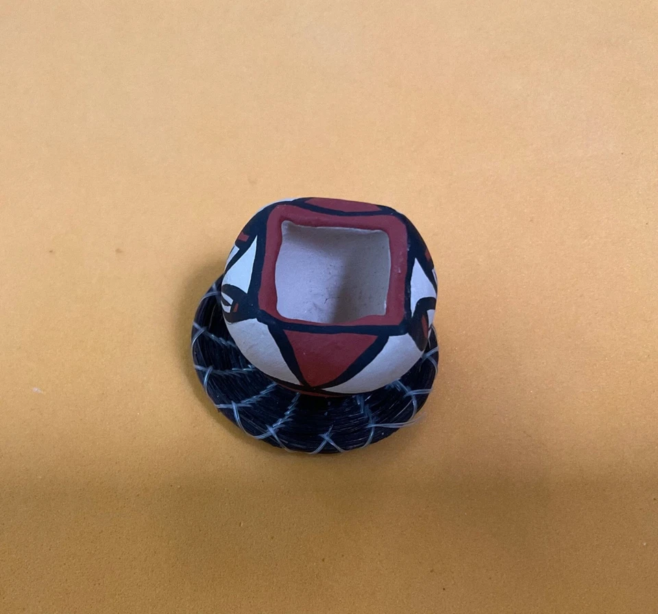 Maceta nativa americana más pequeña (1") de Jemez con cesta de pelo de caballo de 1 1/8" Foto 2 de 4