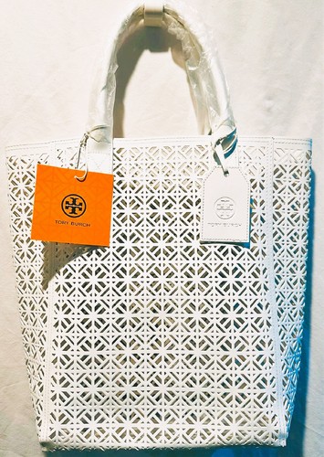 Bolso de Mano de Playa TORY BURCH Blanco Corte Láser Charol Imitación Cuero Shopper Nuevo con Etiquetas - Imagen 9 de 14