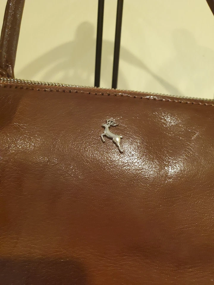 Bolso de hombro de oficina Ashwood para mujer de cuero marrón con tachuelas Foto 2 de 4