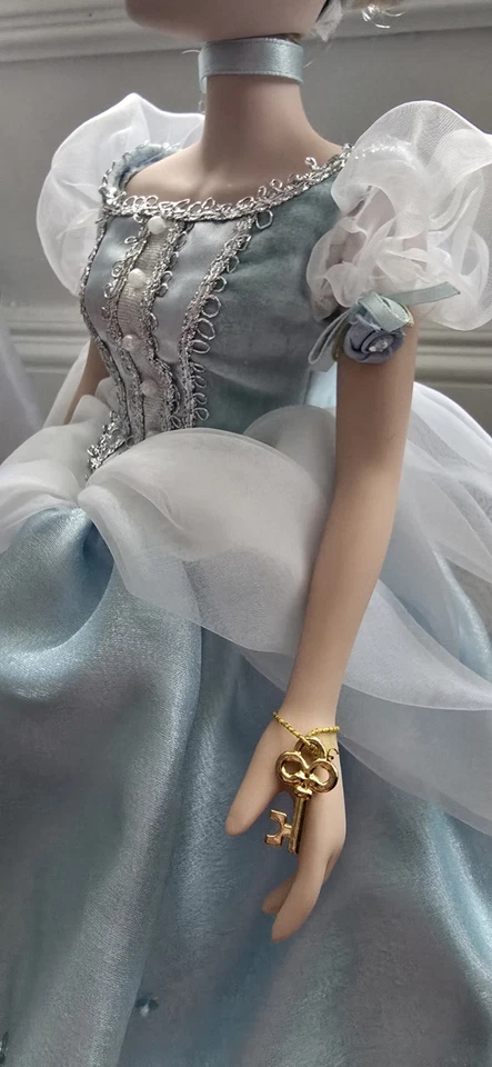 Muñeca de recuerdo llave de latón porcelana 16" princesa Cenicienta Disney Foto 4 de 4