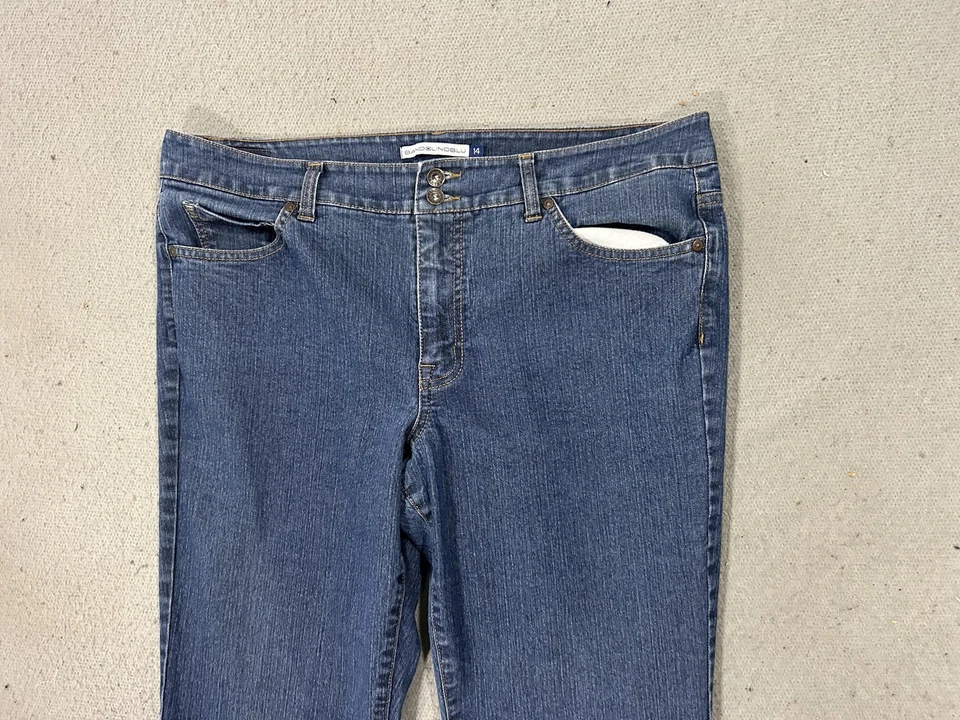 Jeans Bandolino Blu para mujer 14 azules Arianna corte bota solapa bolsillo elástico denim Foto 2 de 4