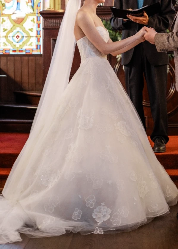 Oscar de la Renta Grace 88E08 Vestido de novia línea A o vestido de baile. Flores de encaje. Foto 2 de 4