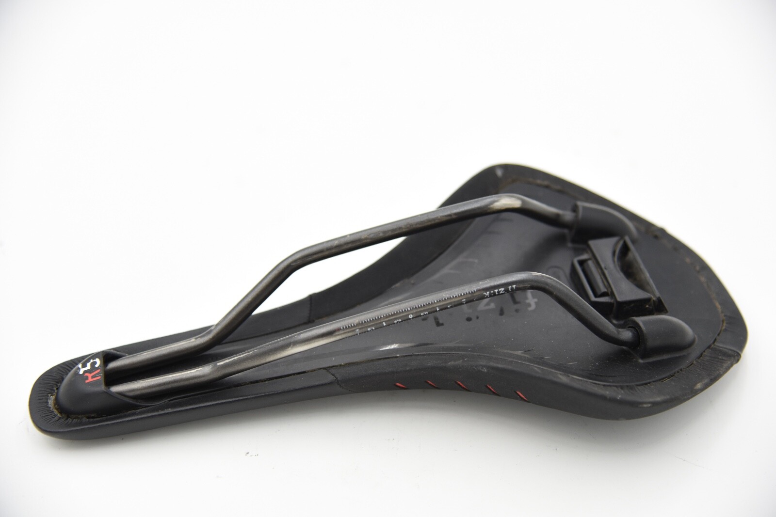 Fizik Antares R5 Road Mountain Bike Saddle Seat Black / Red Round Rails