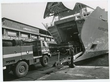FOTO Foto PRESSE A.F.P, Schiff " Napoleon " Schiff LKW Verladung