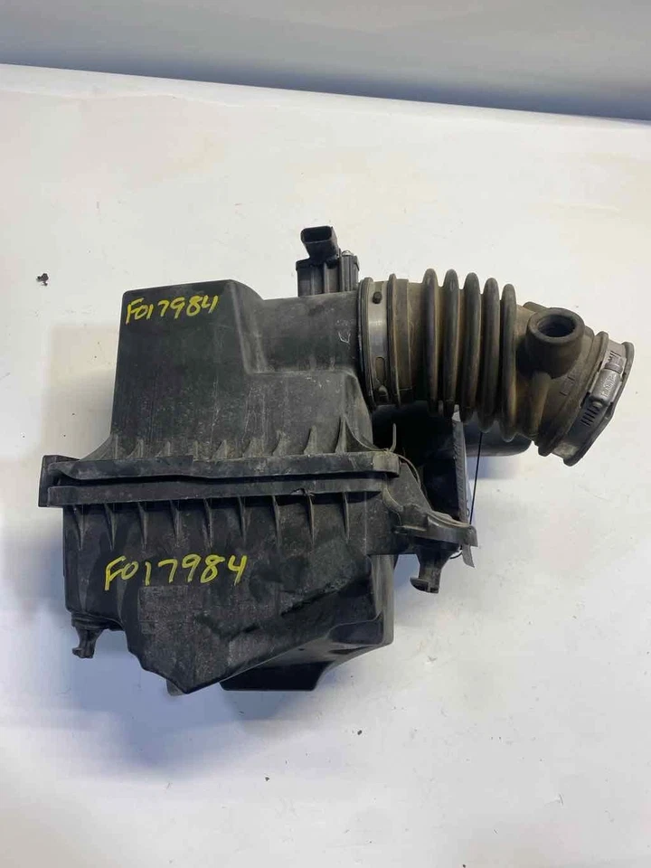 Conjunto de filtro de aire usado se adapta a: Ford Transit Connect 2015 2,5 grado C Foto 3 de 4