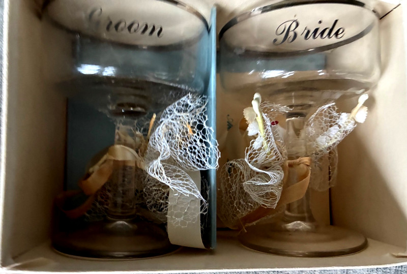 VTG JAVIT CRYSTAL BRIDE & GROOM WEDDING CHAMPAGNE TOASTING GLASSES/ORIGINAL BOX