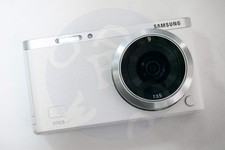 Samsung NX mini fotocamera con obiettivo NX-M 9 mm F3.5 ED