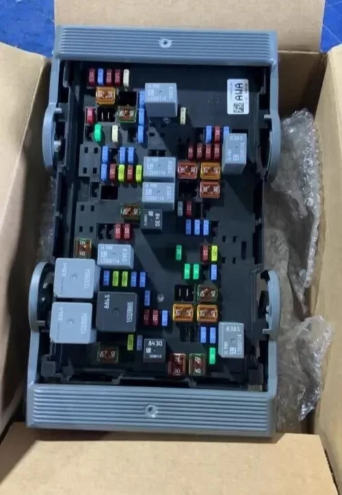 2010-2013 CHEVY SILVERADO 1500 Engine FUSE BOX 5.3L GENUINE OEM Foto 3 de 4