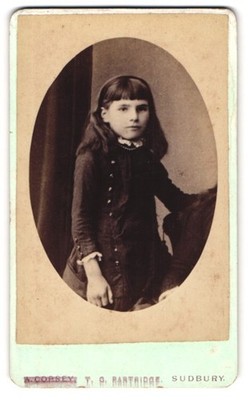 Fotografie T. G. Partridge, Sudbury, 8. Sepulchre St., Junges Mädchen im schwar 