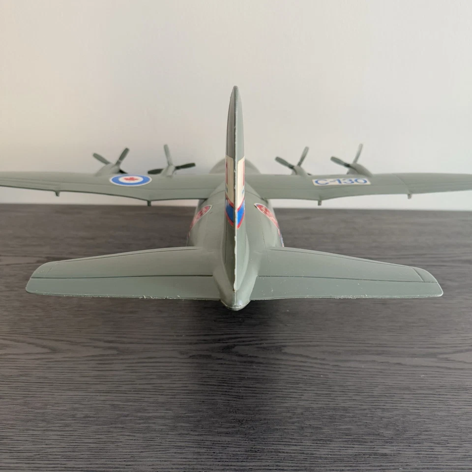 Avión grande de plástico procesado militar Hércules alas verdes C-130 hecho en EE. UU. Foto 4 de 4