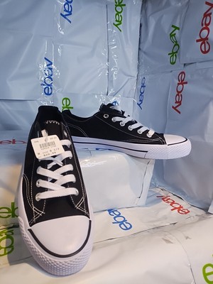 Airwalk canvas low top black canvas with white lace  Non-Marking Mens 8 1/2 
