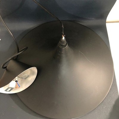 Tom Dixon Beat Light breite Pendelleuchte schwarz & gold gehämmertes Messing Deckenlampe