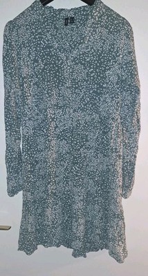 Vero Moda Kleid Blümchenkleid grün mit weißen Blättern Gr. M Viskose Volants