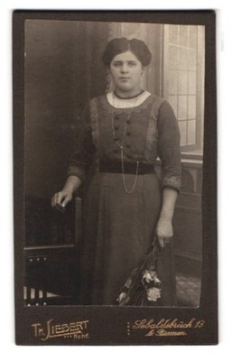 Fotografie Th. Liebert, Bremen, Sebaldsbrück 13, Portrait junge Dame mit modisc 