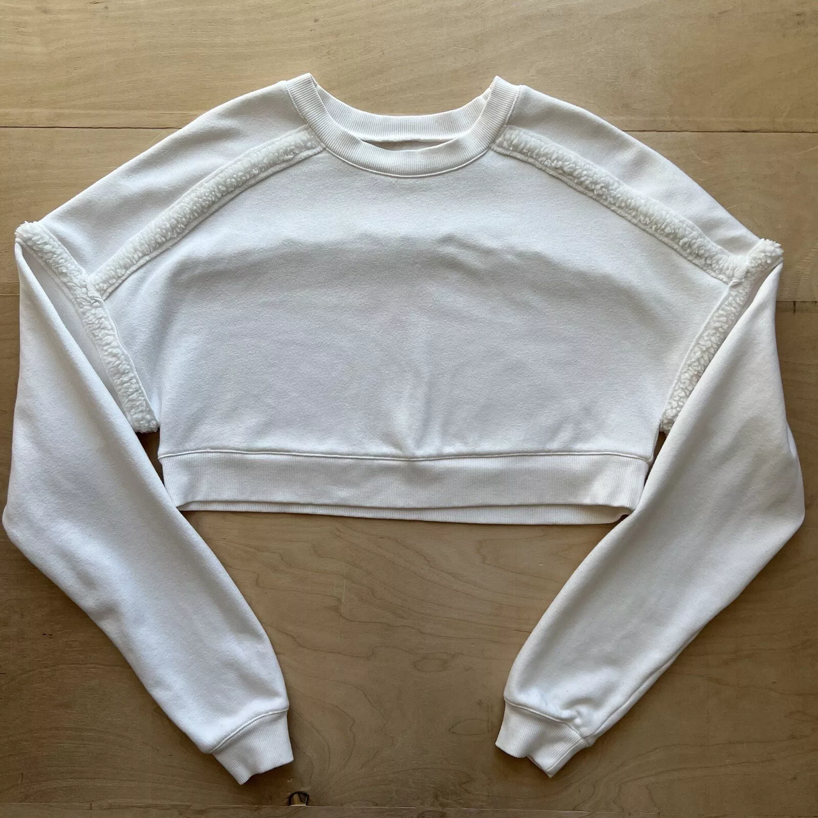 alo-yoga cropped sherpa trim fleece pullover sweatshirt
