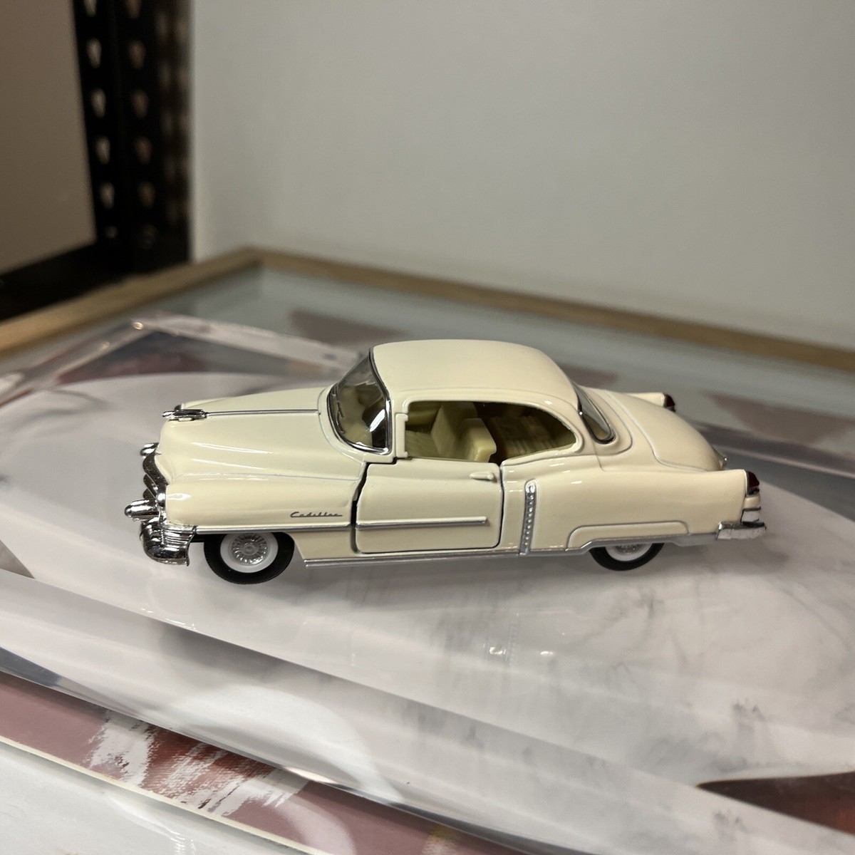 Kinsmart 1953 Cadillac Series 62 Eggshell White 2 Door Coupe 1/43